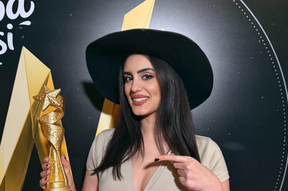 Didem Türkmen Geceye Damga Vurdu! Orhan İsmailoğlu’nun Ödülünü Sahnede Teslim Aldı